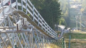 Una estructura metálica con una serie de escalones y un puente colgante.