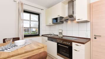 冰箱、微波炉、烤箱、炉灶