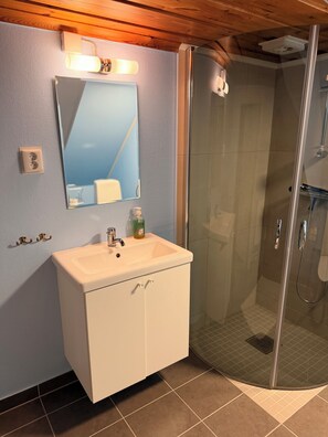 Bathtub, towels