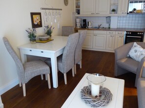 Dining - Sylt / Westerland, modern 2-Zi ground floor apartment - close to the beach and the center, WLAN (Westerland)