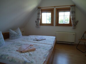 2 quartos, berço de viagem, Wi-Fi de cortesia, roupa de cama