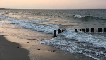 Una spiaggia nelle vicinanze, lettini da mare