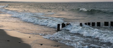 Nära stranden och solstolar