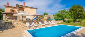 Private and secure 5000 sqm garden, pool, children's playground, only 9 km from the sea