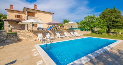 Private and secure 5000 sqm garden, pool, children's playground, only 9 km from the sea
