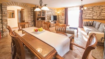 Televisión, chimenea, reproductor de DVD, estéreo