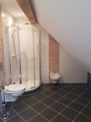 Badekar, hårtørrer, bidet, Toiletpapir