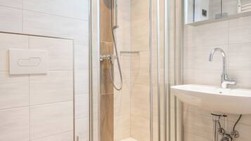 Dusche, Haartrockner, Seife, Toilettenpapier