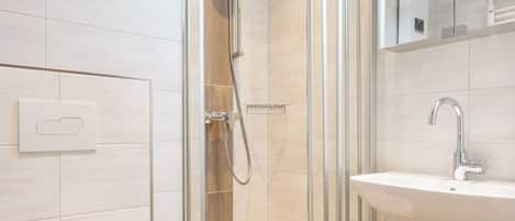 Ducha, secador de pelo, jabón, papel higiénico