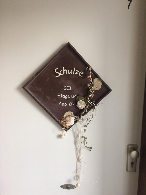 Un adorno de pared con el nombre 