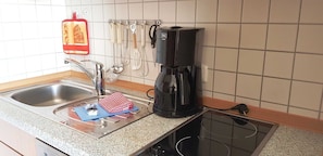 Jääkaappi, mikroaaltouuni, astianpesukone, kahvin-/teenkeitin