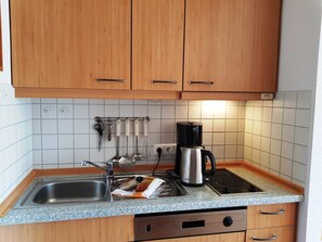 Kylskåp, mikrovågsugn, diskmaskin och kaffe- och tebryggare