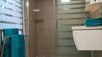 Dusche, Haartrockner, Handtücher, Seife