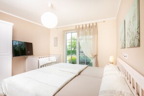 3 bedrooms, iron/ironing board, free WiFi -  exclusive holiday home on Rügen, near the beach, family vacations on the Baltic Sea. (Middelhagen)