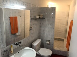 Badekar, hårføner og håndklær