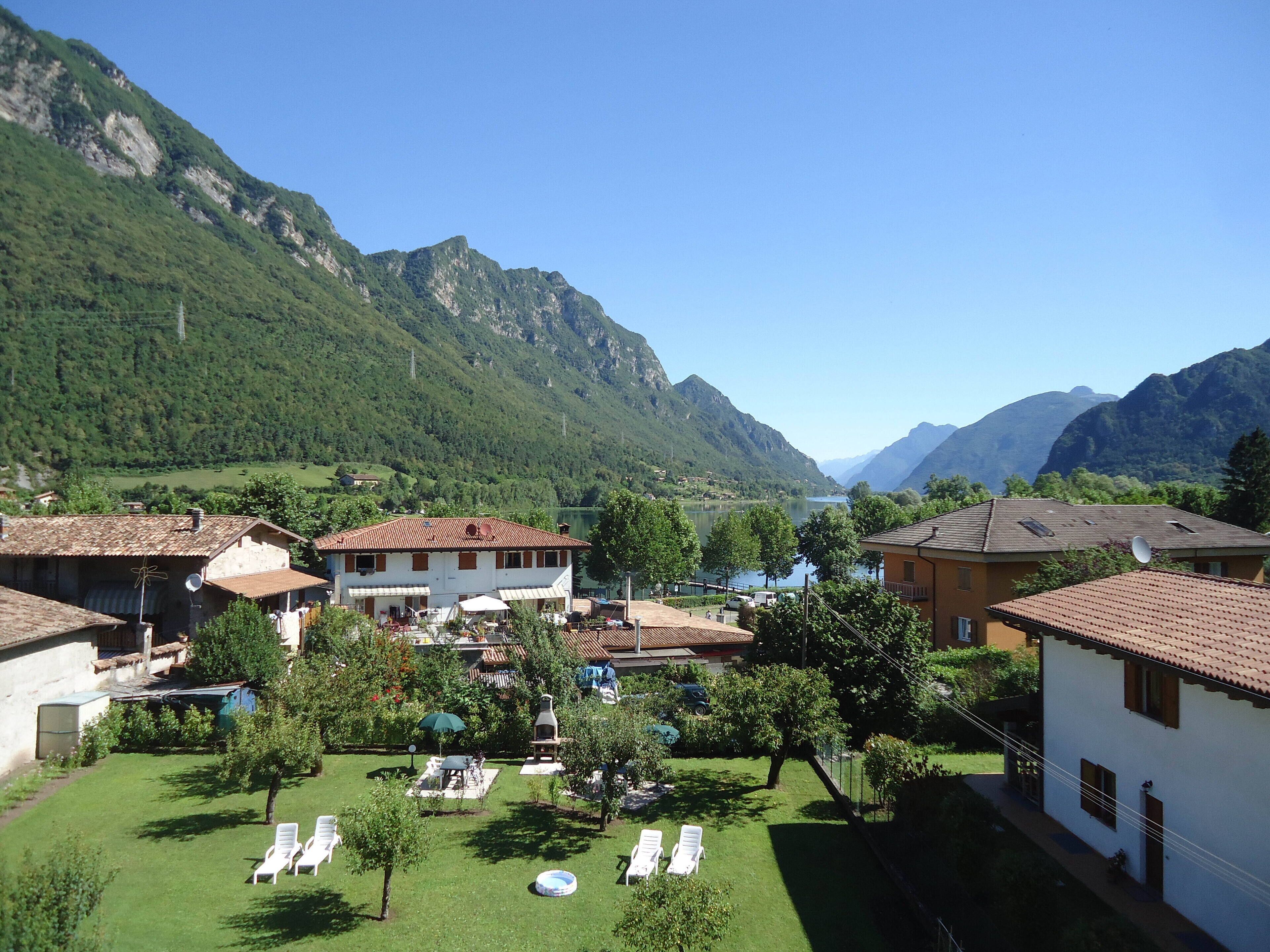 Et boligområde med huse, græsplæne og en sø.