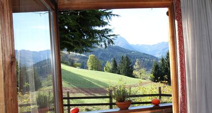 refuge de montagne romantique dans les Alpes de KitzbĂŒhel pour des vacances de ski et de randonnĂ©e.