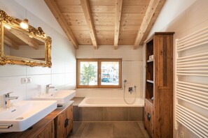 Bathtub, hair dryer, towels, soap - Panorama holiday home Breitmoos (Mittersill)