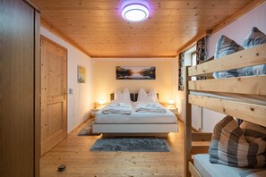 3 bedrooms, iron/ironing board, WiFi, bed sheets