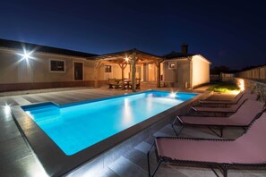 Outdoor pool - Beach within a few minutes, 2 bedrooms, private pool, completely fenced (Rovinj)