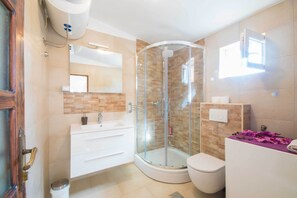Dusche, Haartrockner, Handtücher, Seife