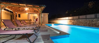 Beach within a few minutes, 2 bedrooms, private pool, completely fenced