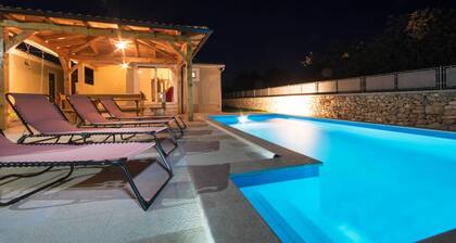 Beach within a few minutes, 2 bedrooms, private pool, completely fenced