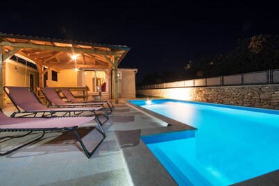 Beach within a few minutes, 2 bedrooms, private pool, completely fenced