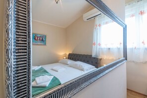 2 Schlafzimmer, Schreibtisch, Bügeleisen/Bügelbrett, Reisekinderbett