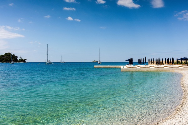 Ein Strand in Rovinj