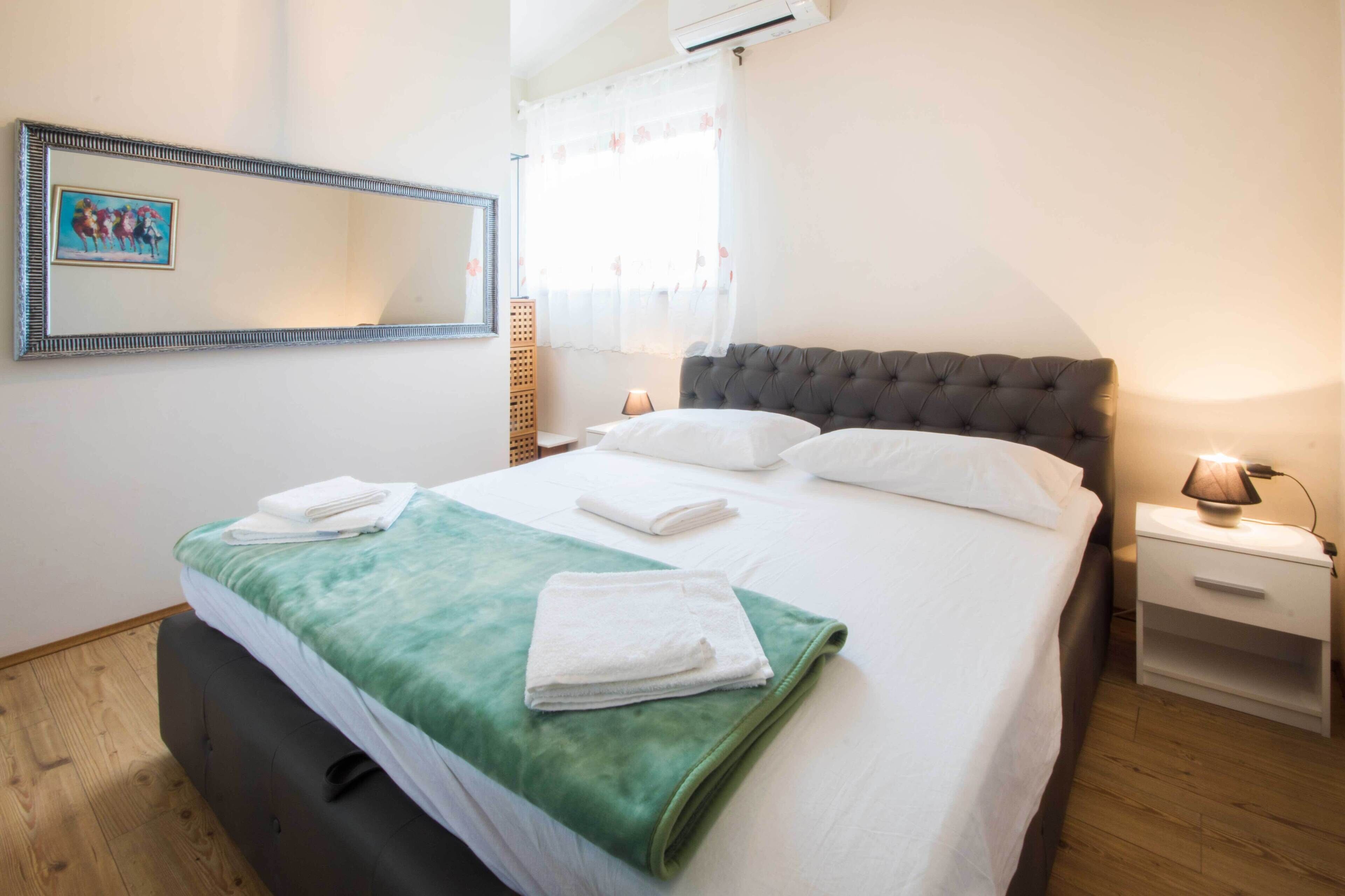 2 habitaciones, escritorio y tabla de planchar con plancha 