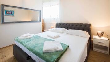 2 soverom, skrivebord, strykejern/-brett og reiseseng for barn