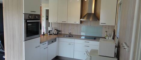 Een koelkast, een microgolfoven, een oven, een kookplaat