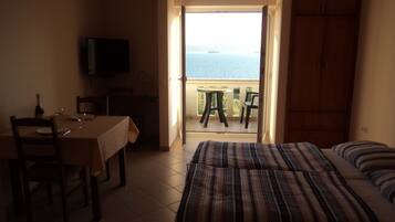 Caja de seguridad en la habitación y tabla de planchar con plancha