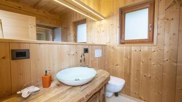 Douche, sĂšche-cheveux, bidet, serviettes fournies