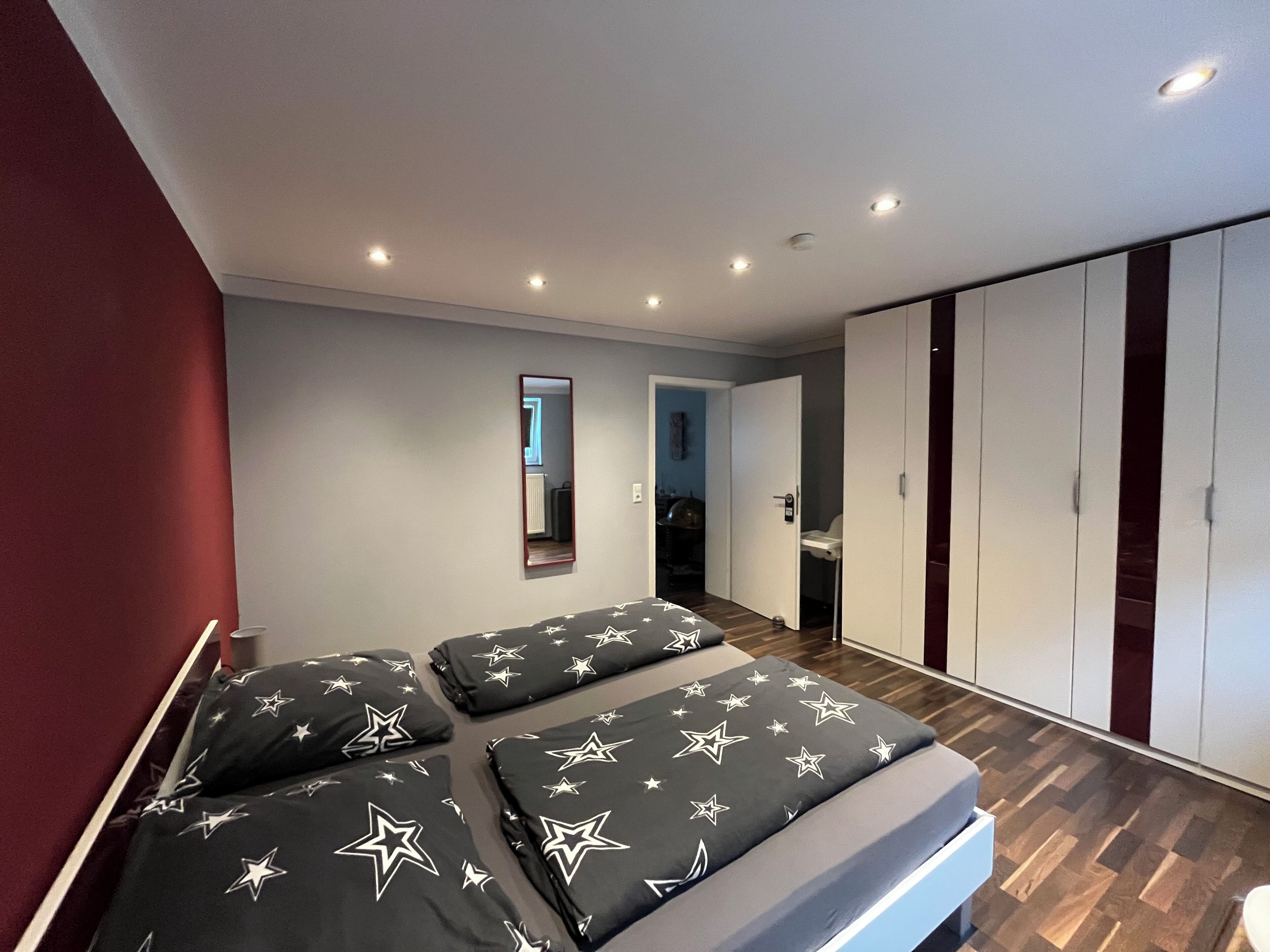 2 Schlafzimmer, Schreibtisch, Bügeleisen/Bügelbrett, Reisekinderbett