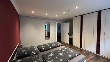 2 Schlafzimmer, Schreibtisch, BĂŒgeleisen/BĂŒgelbrett, Reisekinderbett