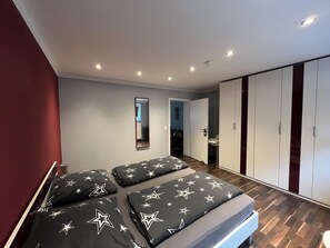 2 bedrooms, desk, iron/ironing board, travel crib - Modern apartment on the Moselle, near Cochem, between Koblenz + Trier (Pommern)