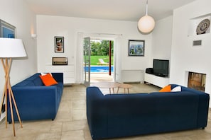 Fernseher, Kamin, Videospiele, DVD-Player