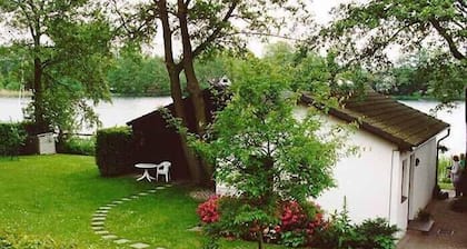 Idyllisches Ferienhaus in Timmdorf auf Seegrundstück mit eigenem Seezugang