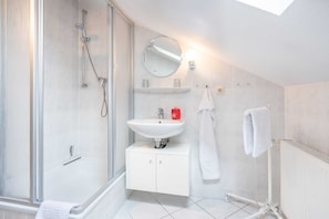 Dusche, Haartrockner, Toilettenpapier