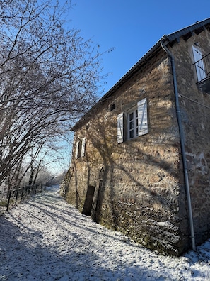 Exterior - Charming old stone house in the Morvan, tastefully restored, comfortable  (WLAN) (Cussy-En-Morvan)