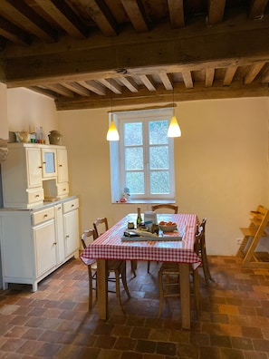 Dining - Charming old stone house in the Morvan, tastefully restored, comfortable  (WLAN) (Cussy-En-Morvan)