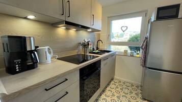 JÀÀkaappi, mikroaaltouuni, uuni, liesi