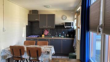 Een koelkast, een microgolfoven, een kookplaat