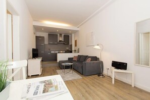 TV, DVD player, videoteca, aparelho de som