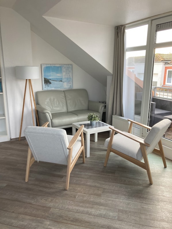 Téléviseur à écran plat, lecteur de DVD, livres, sélection de films