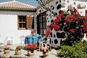 Outdoor dining - Canary Island style house with stone walls, surrounded by a terrace (El Paso)