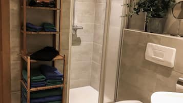 Dusche, Haartrockner, Handtücher, Seife