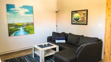 Fernseher, DVD-Player, Bücher, Videothek